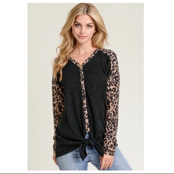 🔥$5🔥ANIMAL PRINT W/ BLACK  V-NECK TOP - Picture 4 of 6